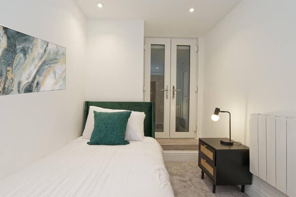 Stylish Beach Front Retreat 2 Bedrooms แฮร์นเบย์ ภายนอก รูปภาพ